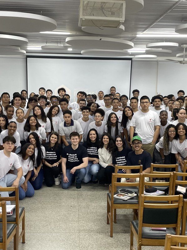 Grupo de jovens diversos em auditório do IFL-SP, indicados por ONGs parceiras